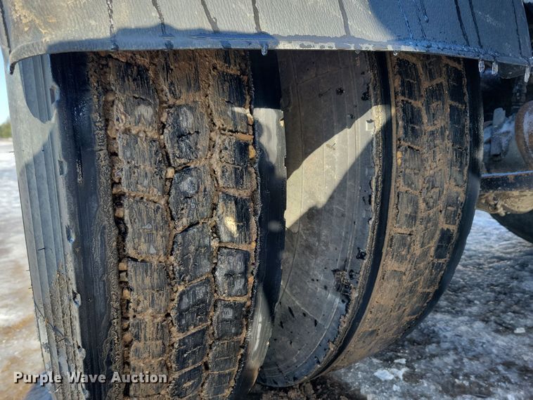 image for item NB9998 2004 Freightliner Columbia semi truck