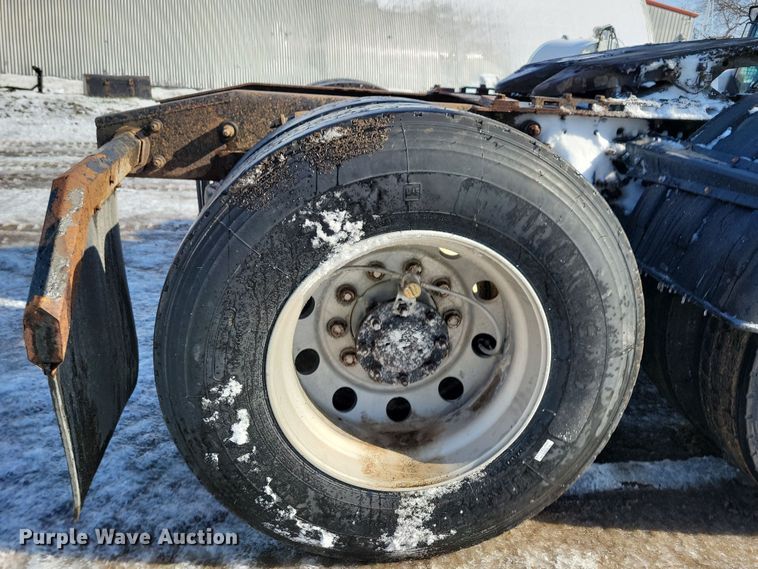 image for item NB9998 2004 Freightliner Columbia semi truck