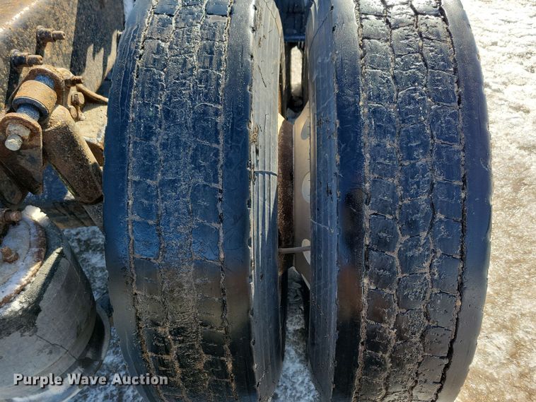 image for item NB9998 2004 Freightliner Columbia semi truck