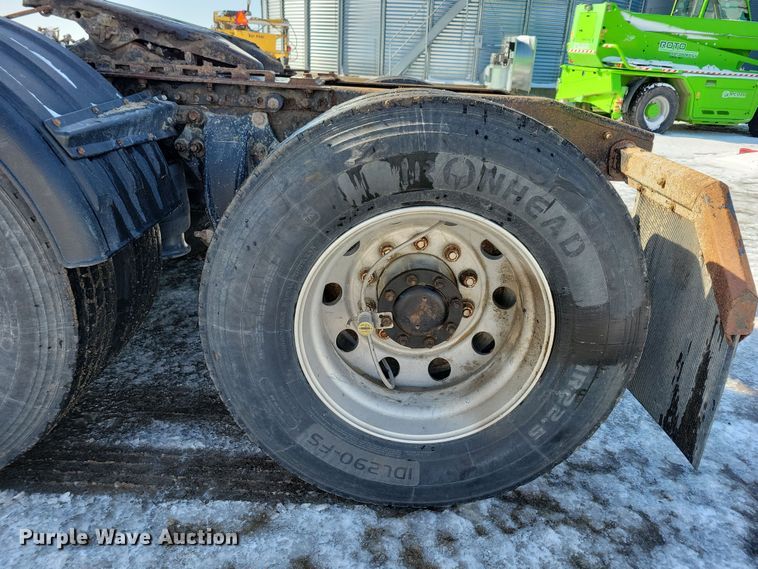 image for item NB9998 2004 Freightliner Columbia semi truck