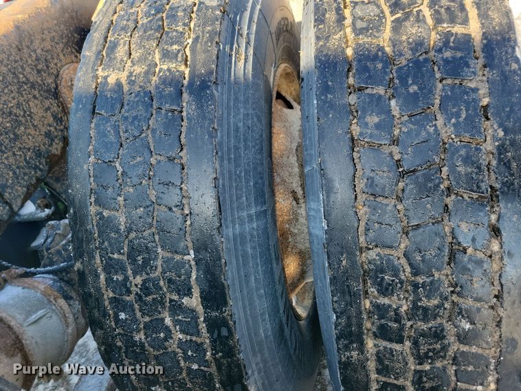 image for item NB9998 2004 Freightliner Columbia semi truck