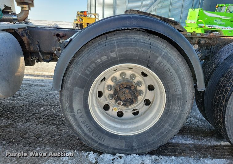 image for item NB9998 2004 Freightliner Columbia semi truck