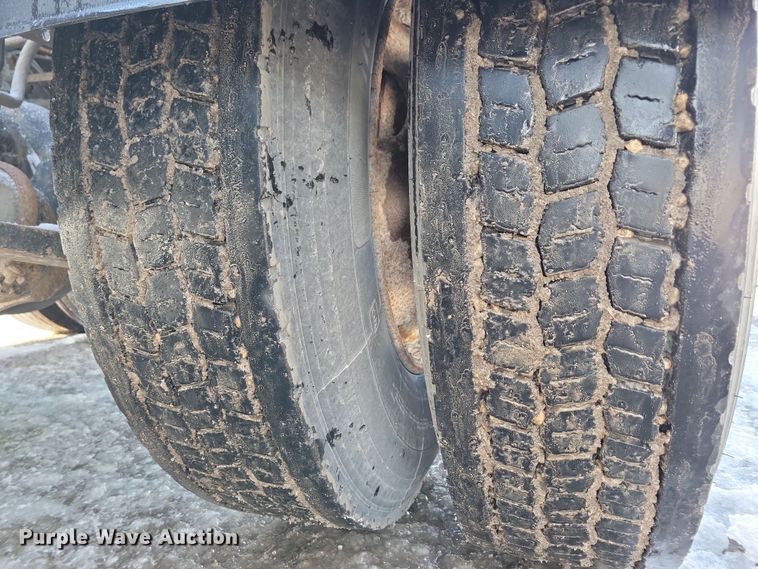 image for item NB9998 2004 Freightliner Columbia semi truck