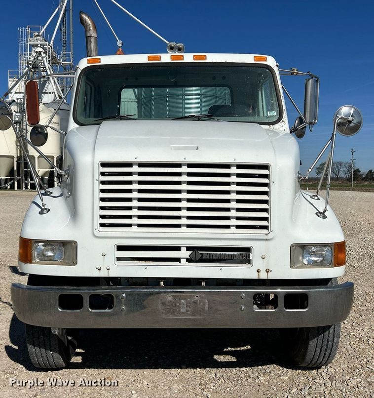 image for item ND9395 2001 International 8100 truck cab and chassis