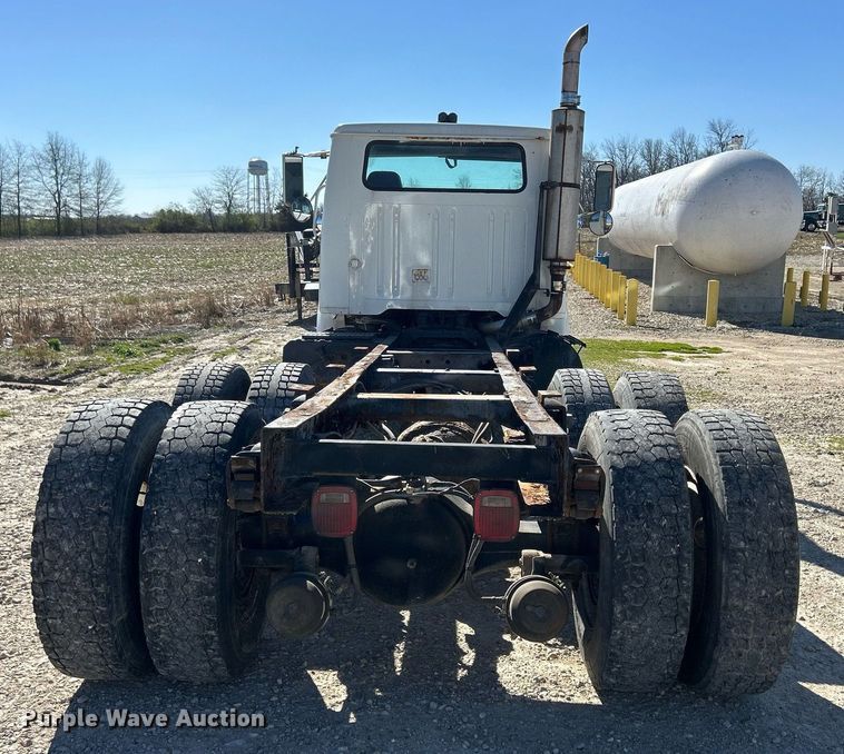 image for item ND9395 2001 International 8100 truck cab and chassis