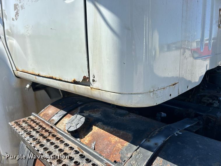 image for item ND9395 2001 International 8100 truck cab and chassis