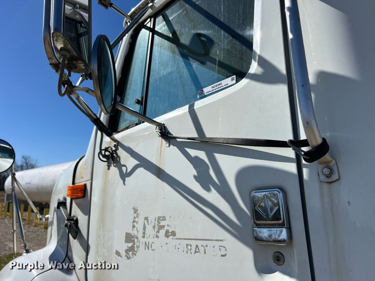 image for item ND9395 2001 International 8100 truck cab and chassis