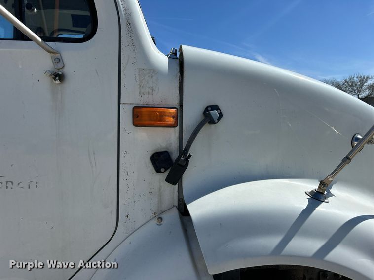 image for item ND9395 2001 International 8100 truck cab and chassis