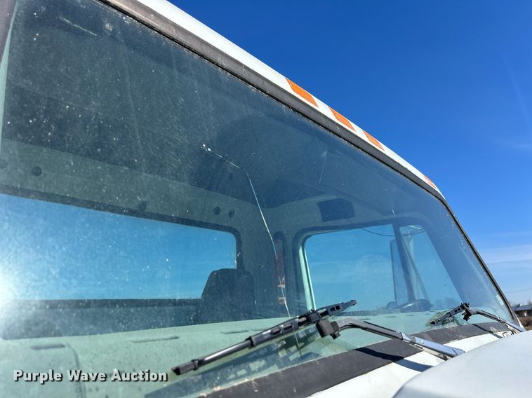 image for item ND9395 2001 International 8100 truck cab and chassis