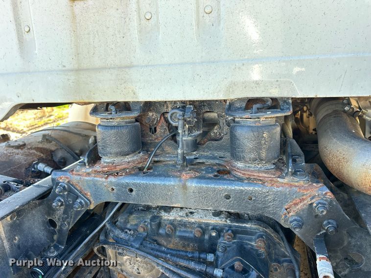 image for item ND9395 2001 International 8100 truck cab and chassis