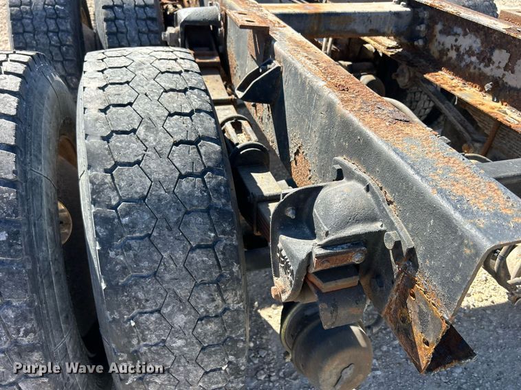 image for item ND9395 2001 International 8100 truck cab and chassis