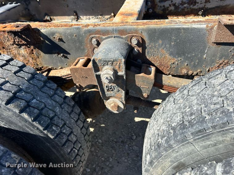 image for item ND9395 2001 International 8100 truck cab and chassis