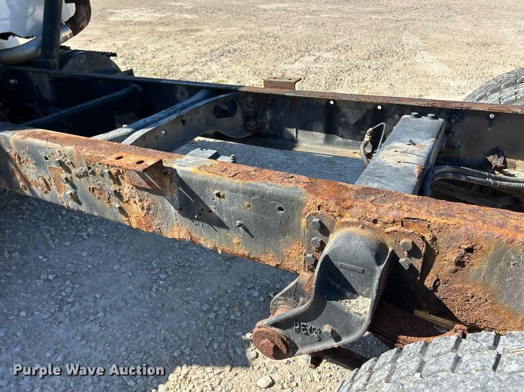 image for item ND9395 2001 International 8100 truck cab and chassis