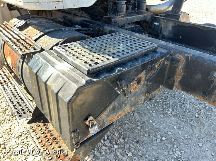 image for item ND9395 2001 International 8100 truck cab and chassis
