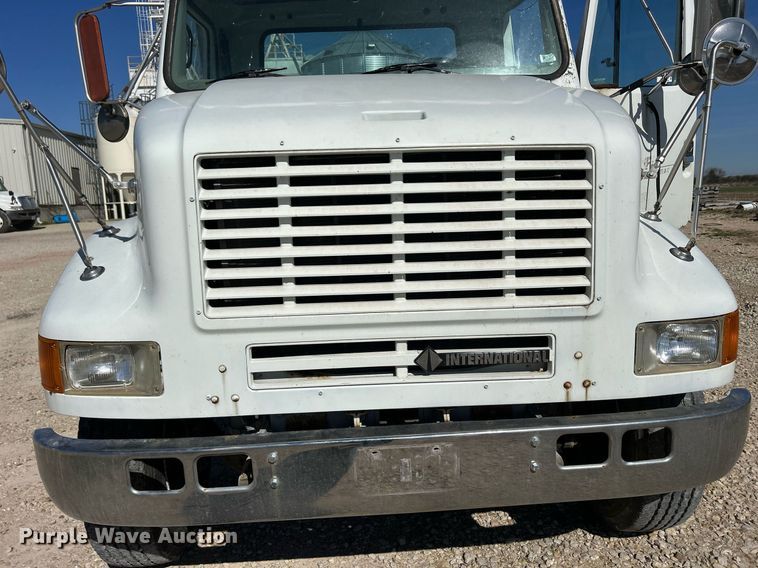 image for item ND9395 2001 International 8100 truck cab and chassis