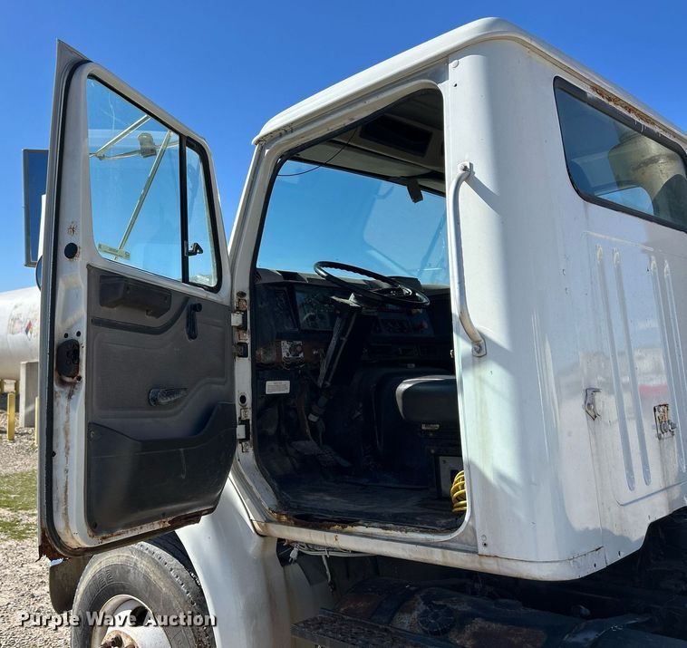 image for item ND9395 2001 International 8100 truck cab and chassis