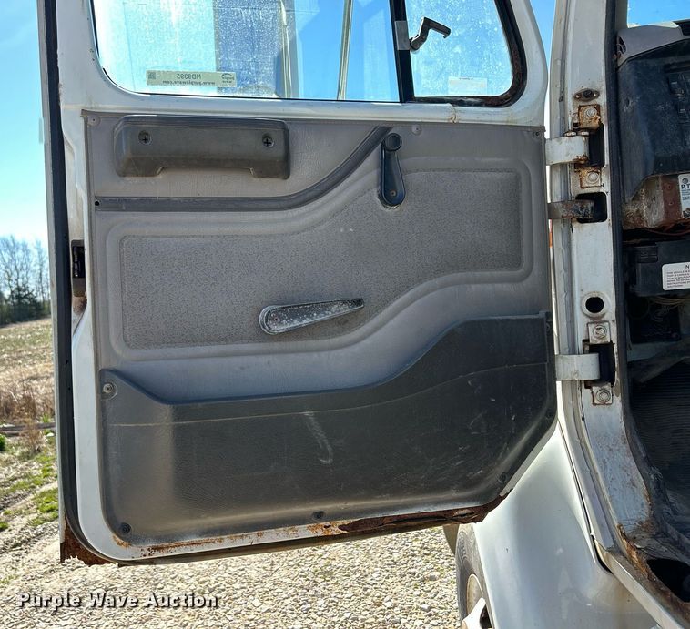 image for item ND9395 2001 International 8100 truck cab and chassis