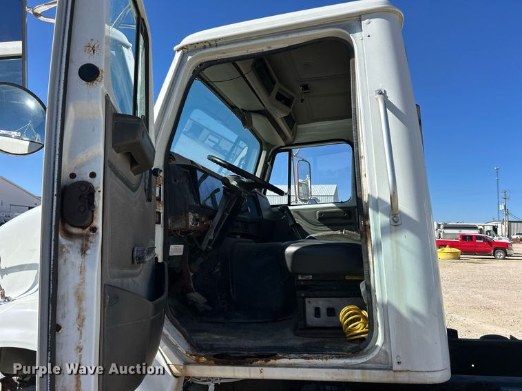 image for item ND9395 2001 International 8100 truck cab and chassis