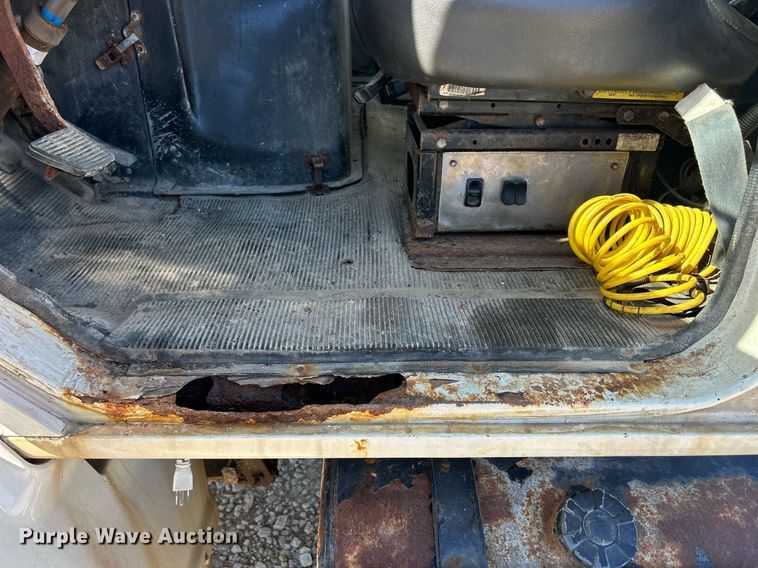 image for item ND9395 2001 International 8100 truck cab and chassis