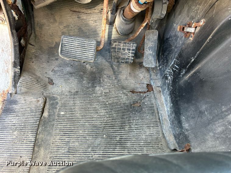 image for item ND9395 2001 International 8100 truck cab and chassis