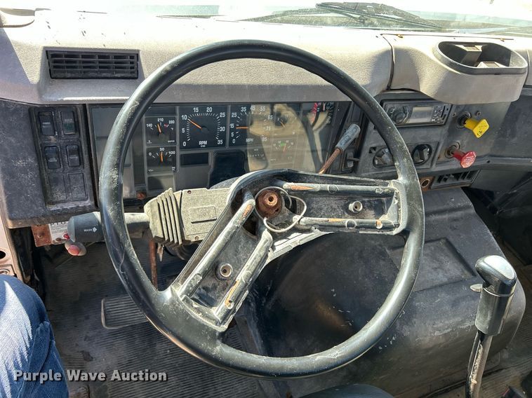 image for item ND9395 2001 International 8100 truck cab and chassis