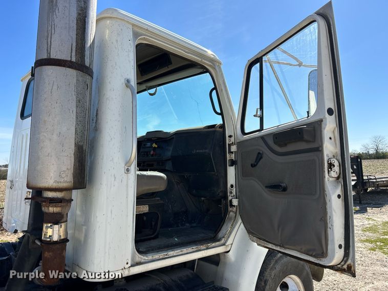 image for item ND9395 2001 International 8100 truck cab and chassis