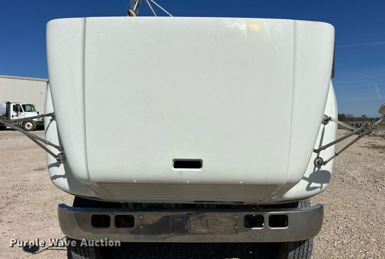 image for item ND9395 2001 International 8100 truck cab and chassis