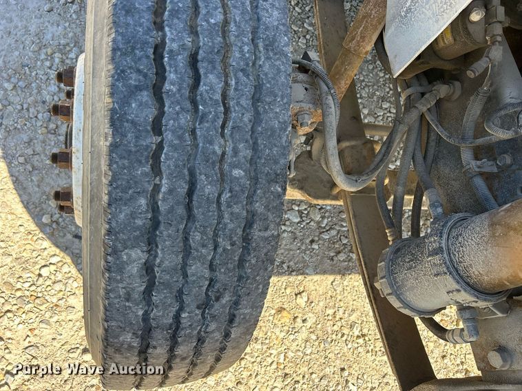 image for item ND9395 2001 International 8100 truck cab and chassis