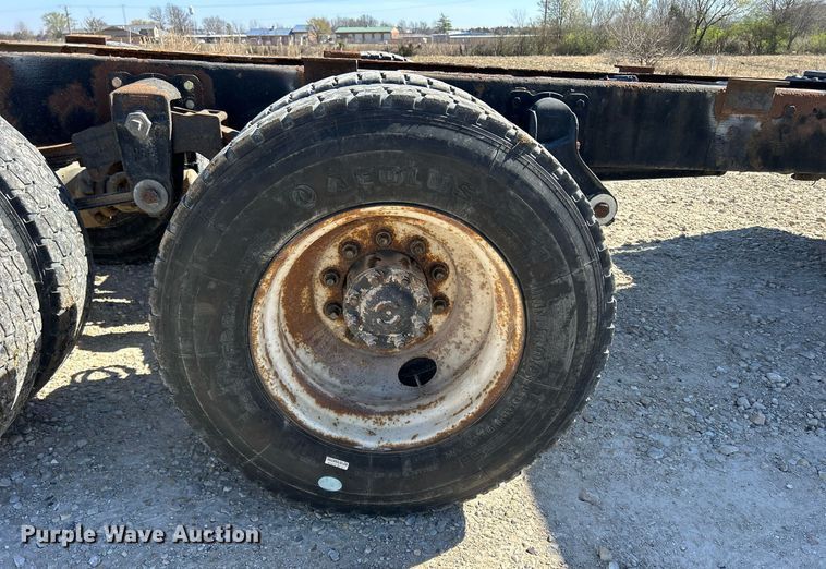 image for item ND9395 2001 International 8100 truck cab and chassis