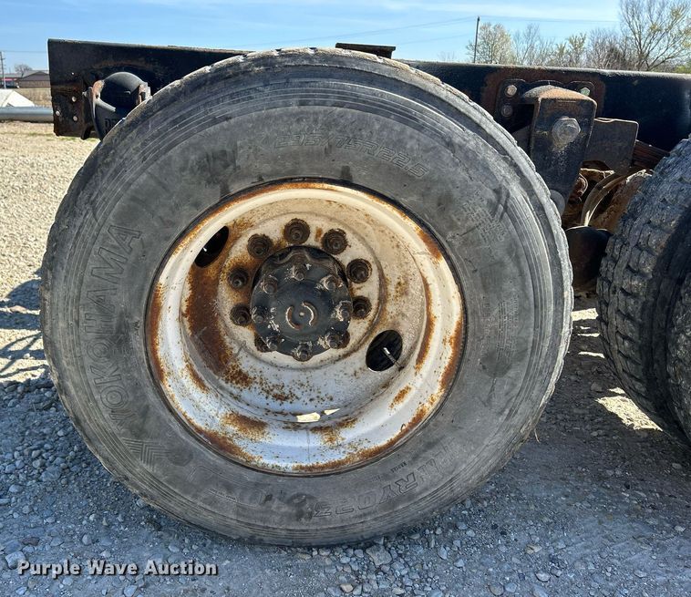 image for item ND9395 2001 International 8100 truck cab and chassis