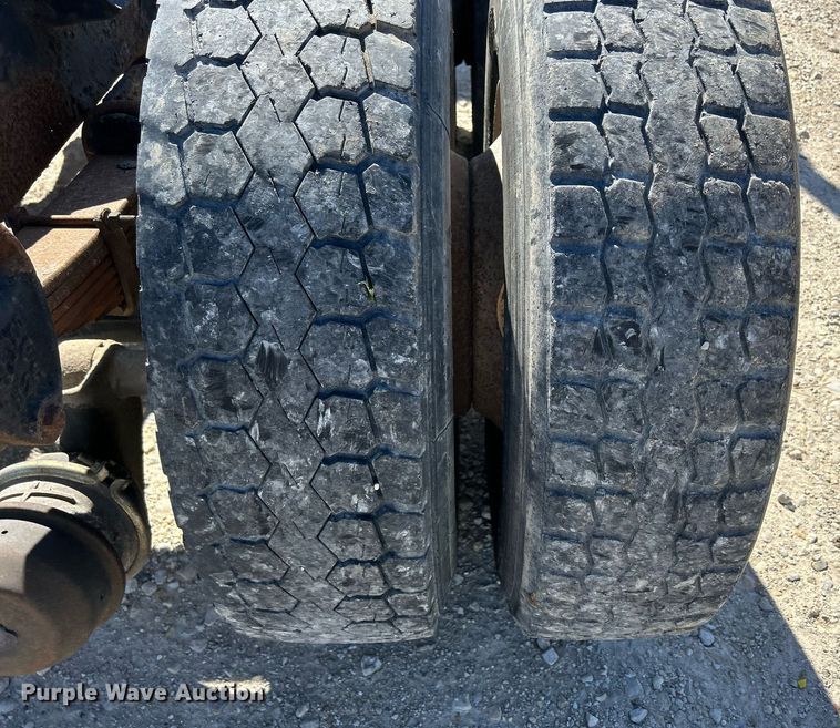 image for item ND9395 2001 International 8100 truck cab and chassis