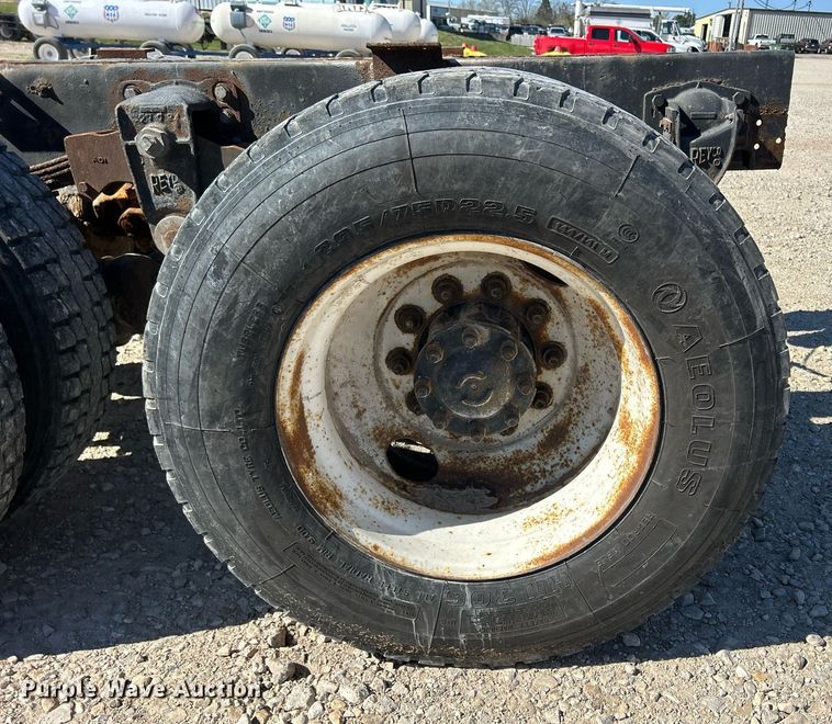 image for item ND9395 2001 International 8100 truck cab and chassis