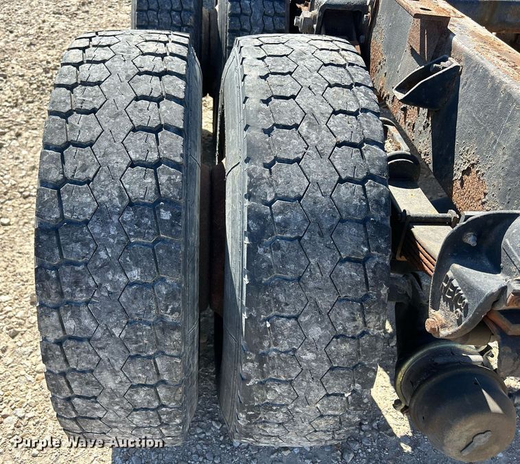 image for item ND9395 2001 International 8100 truck cab and chassis