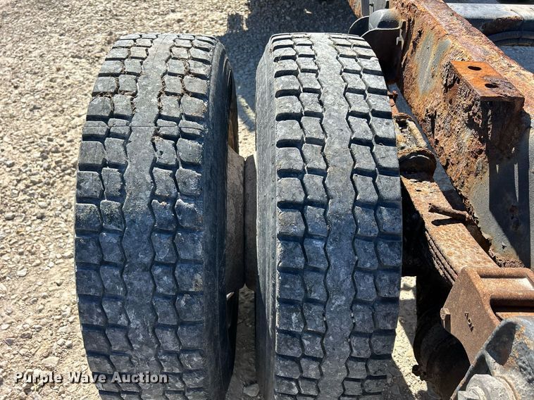 image for item ND9395 2001 International 8100 truck cab and chassis