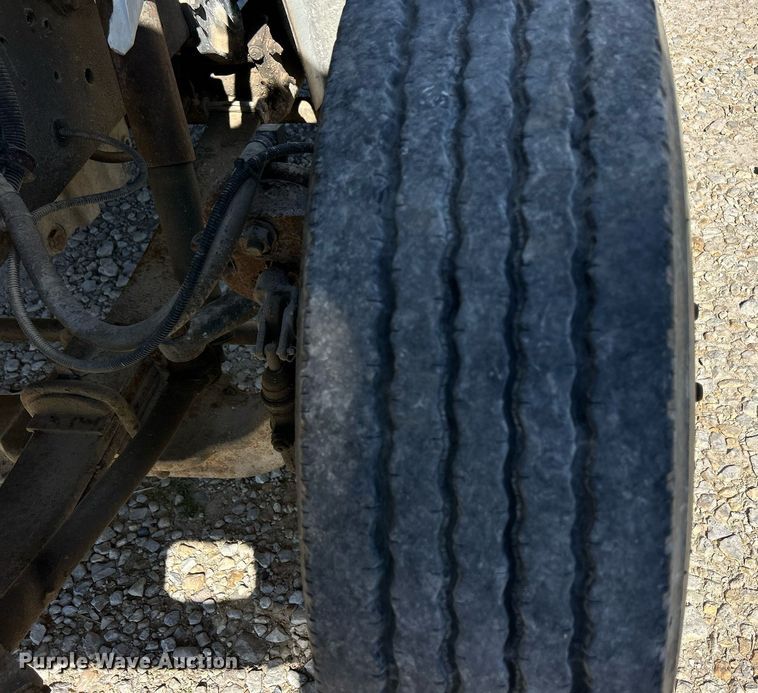 image for item ND9395 2001 International 8100 truck cab and chassis