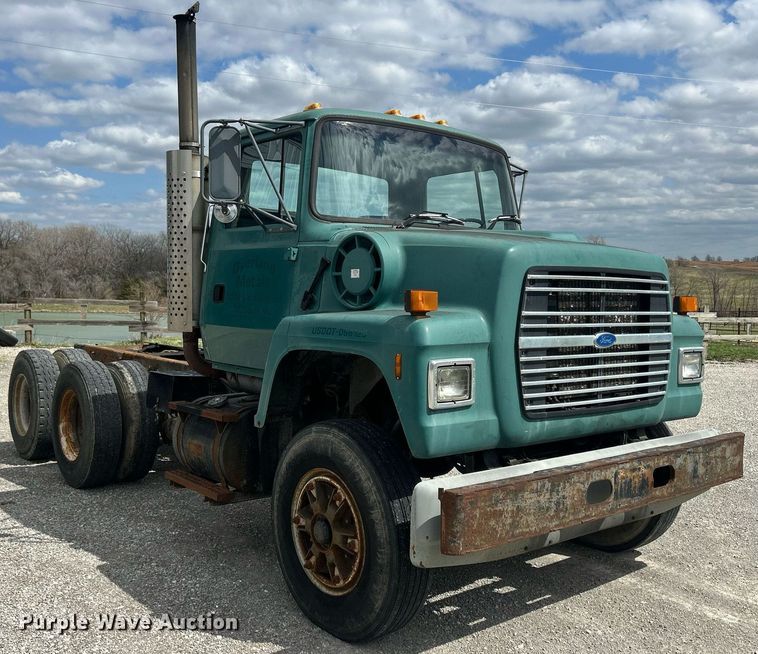 image for item ND9413 1997 Ford LNT8000 truck cab and chassis