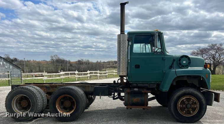 image for item ND9413 1997 Ford LNT8000 truck cab and chassis