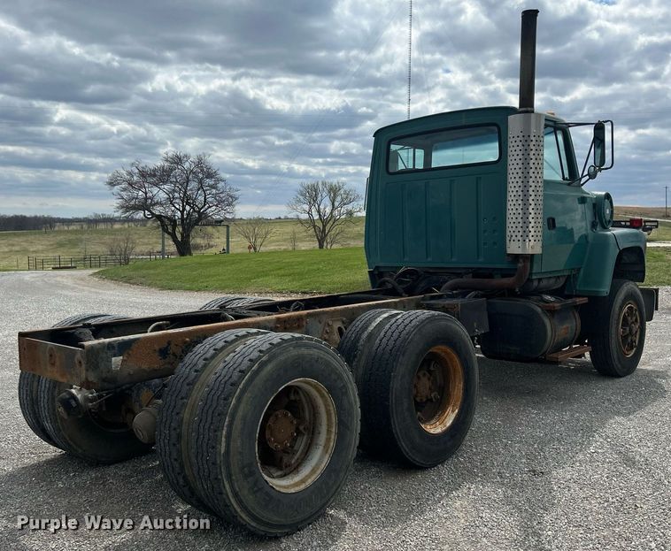 image for item ND9413 1997 Ford LNT8000 truck cab and chassis