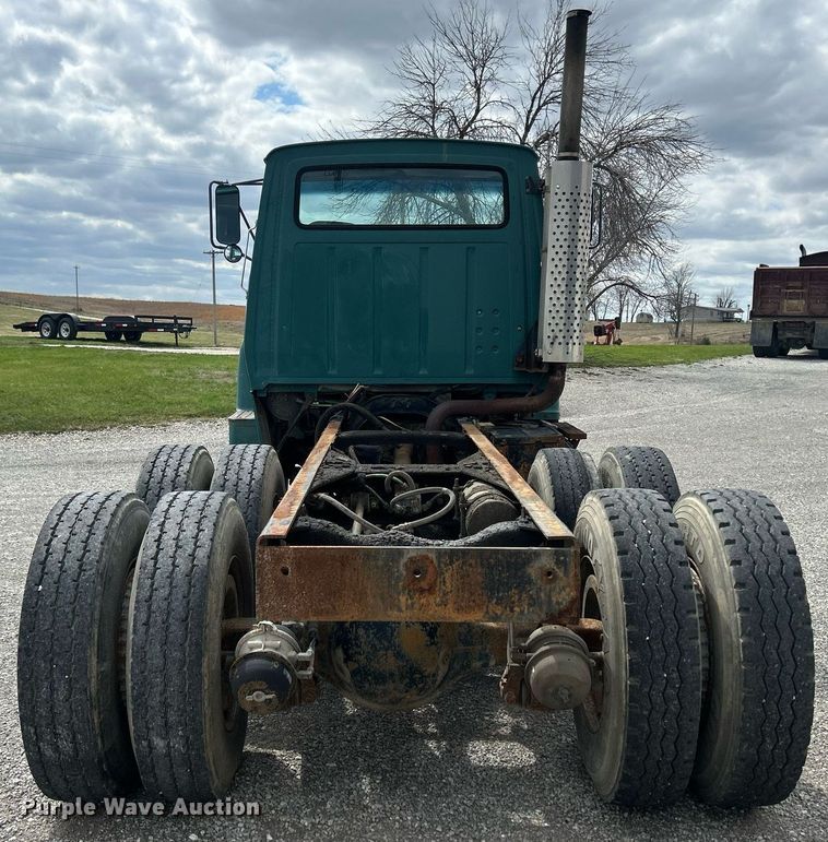 image for item ND9413 1997 Ford LNT8000 truck cab and chassis