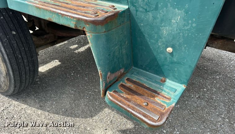 image for item ND9413 1997 Ford LNT8000 truck cab and chassis