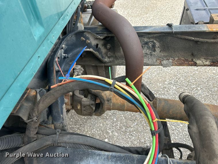 image for item ND9413 1997 Ford LNT8000 truck cab and chassis