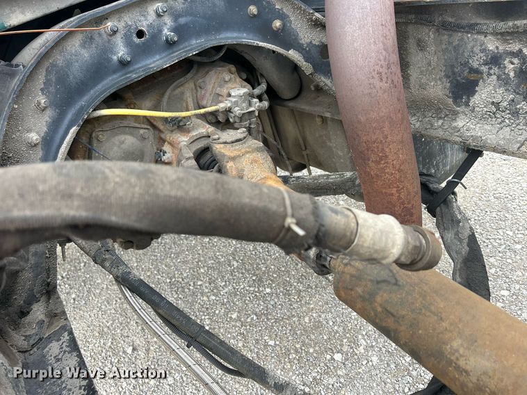 image for item ND9413 1997 Ford LNT8000 truck cab and chassis