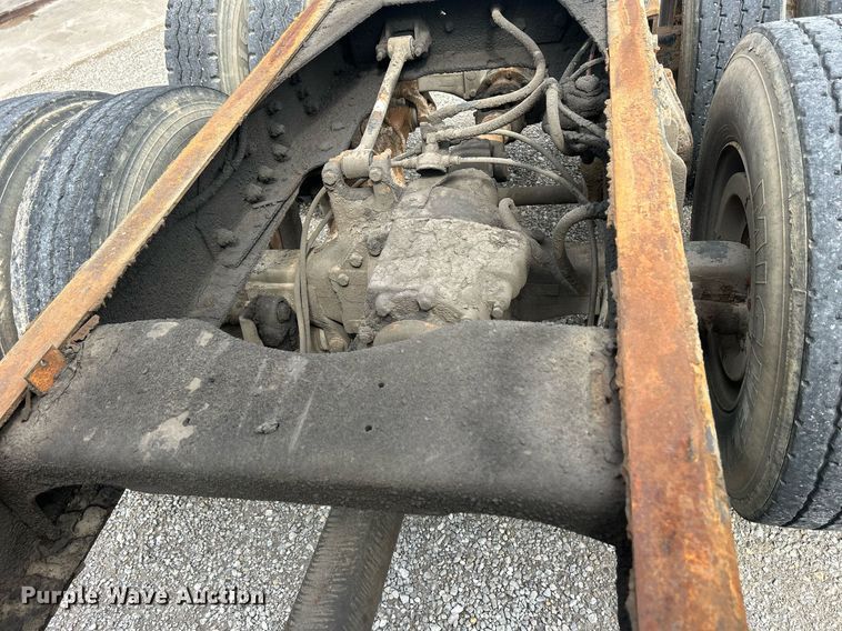 image for item ND9413 1997 Ford LNT8000 truck cab and chassis