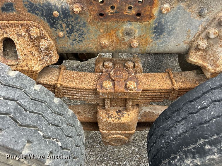 image for item ND9413 1997 Ford LNT8000 truck cab and chassis