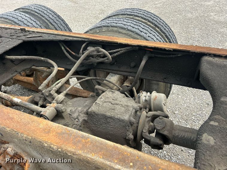 image for item ND9413 1997 Ford LNT8000 truck cab and chassis