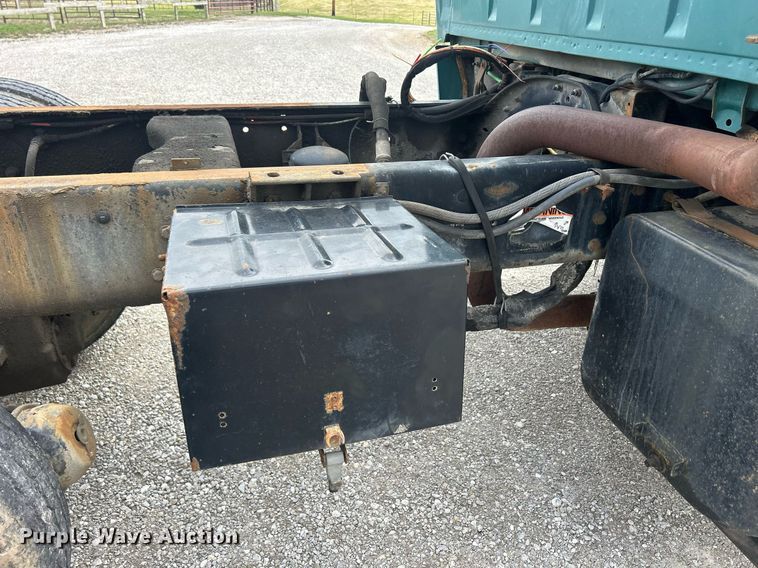 image for item ND9413 1997 Ford LNT8000 truck cab and chassis