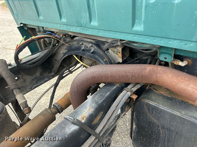 image for item ND9413 1997 Ford LNT8000 truck cab and chassis