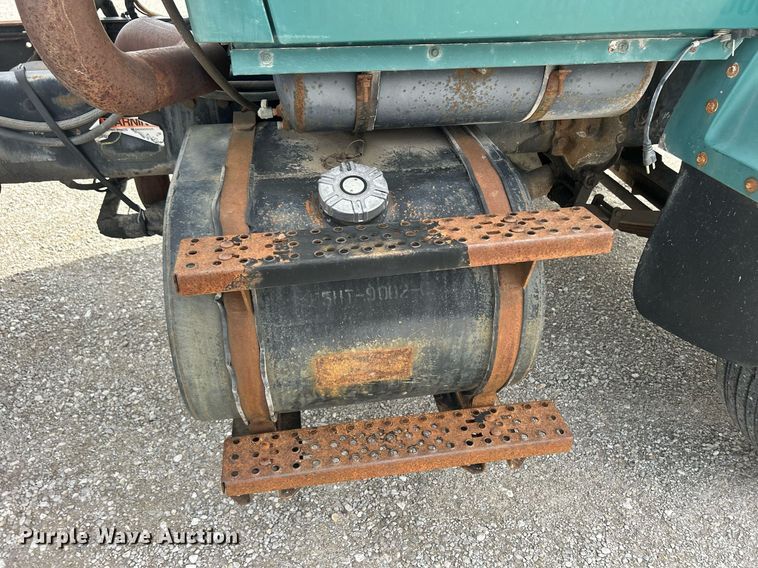 image for item ND9413 1997 Ford LNT8000 truck cab and chassis