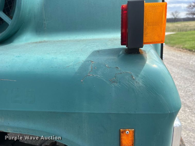 image for item ND9413 1997 Ford LNT8000 truck cab and chassis