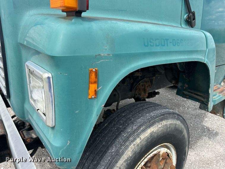 image for item ND9413 1997 Ford LNT8000 truck cab and chassis